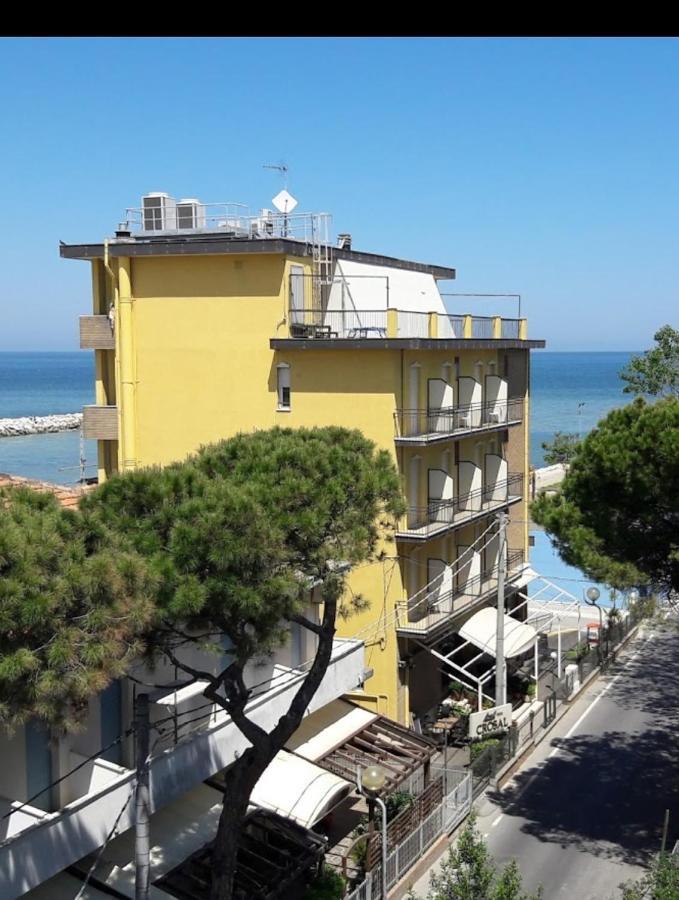 Hotel Crosal Ρίμινι Εξωτερικό φωτογραφία