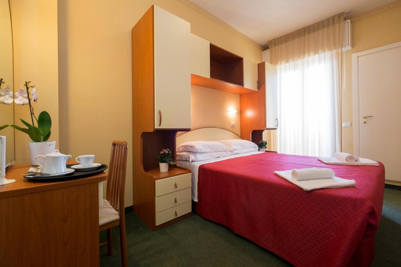 Hotel Crosal Ρίμινι Εξωτερικό φωτογραφία