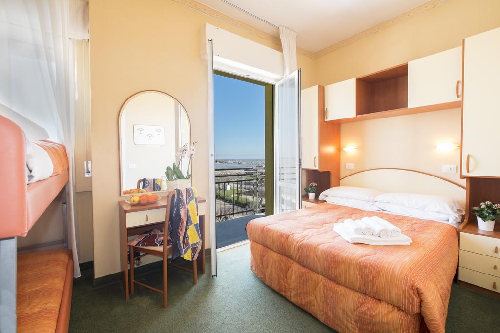 Hotel Crosal Ρίμινι Εξωτερικό φωτογραφία