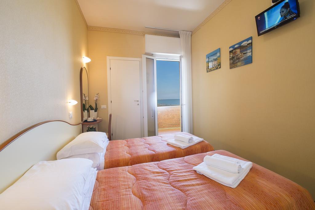 Hotel Crosal Ρίμινι Εξωτερικό φωτογραφία
