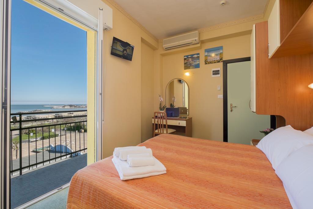 Hotel Crosal Ρίμινι Εξωτερικό φωτογραφία