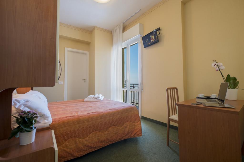 Hotel Crosal Ρίμινι Εξωτερικό φωτογραφία